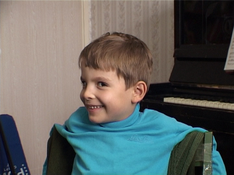 Документальное кино «Летние дожди», 2003 г. Производство: ООО «Киностудия „Азия‑фильм“». Автор сценария и режиссёр: Владимир Эйснер. Аннотация: Все мы родом из детства. Это та пора, когда человек формируется как личность, когда закладываются главные основы существования и открывается таинственный, неведомый мир. Впереди — длинная и, кажется, бесконечная жизнь, а почувствовать себя взрослым хочется уже сегодня. Герои фильма — Иван Чайка и Илья Щипко — за один день проживают столько событий, что их хватило бы на месяц. В фильме у них на календаре — детство: время радостных открытий и горьких разочарований. https://ascinemadoc.ru/onlajn-kinoteatr/ SEO‑ярлык для URL: `letnie-dozhdi-2003`