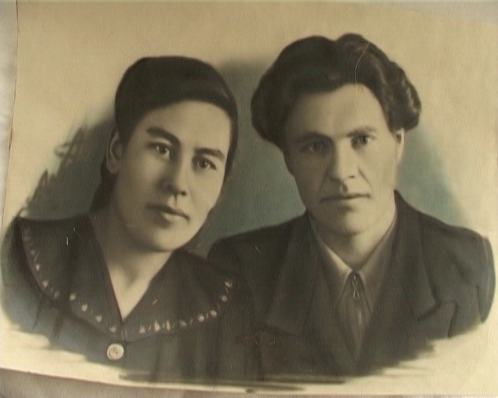 Документальное кино «Русские немцы», 2014 г., 31 мин. Автор сценария и режиссёр — Владимир Эйснер. ООО «Киностудия „Азия‑фильм“». Аннотация: Сразу после начала войны всё немецкое население Поволжья, включая детей и стариков, было депортировано в Сибирь и Казахстан. Расселили в захолустных деревеньках. Холод, голод, работа от зари до зари. Зимой 1941 года наиболее трудоспособных немцев мобилизовали в трудовую армию. Они работали на шахтах, рудниках, лесоповале вместе с заключёнными. О трудностях и трагедиях, которые пришлось пережить репрессированному народу, — этот фильм.